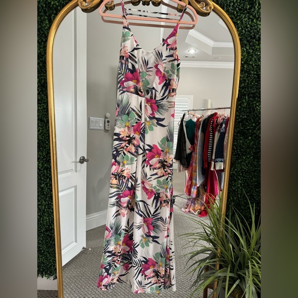 Fun and flirty floral print H&M maxi dress. Size 4 - Picture 1 of 3